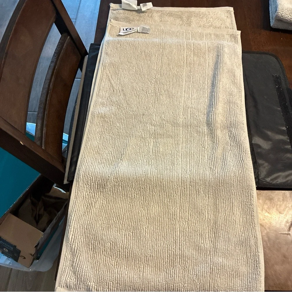 UGG set 2 hand towels in stone